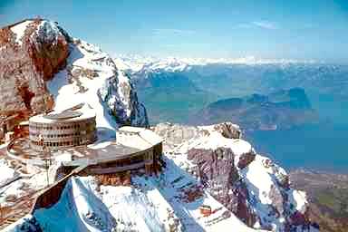 Flugaufnahme von der Pilatus Bergstation.