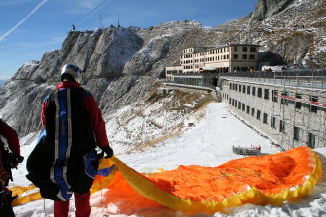 Blick vom Startplatz Kulm am 4.11.2006. Hier ist der kleine Unterschied zwischen Aufwind und Lee-Rotor entscheidend. Klarheit gibt der Windsack beim Bahntrassee (dort wo die Bahn unter dem Esel verschwindet) und die Windverhältnisse am Gipfel.