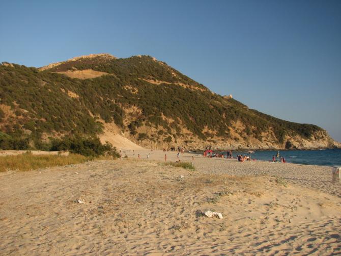 Blick vom Strand zum Startplatz hoch. Oben links