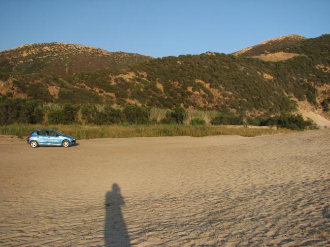 Blick zum Startplatz hoch oben rechts. Im Bild ist auch der "Landeplatz" am Strand