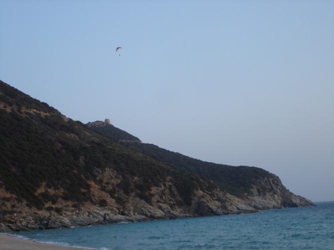 Wenn man dann mal in der Luft ist, kann man bis hinter zum Torre fliegen. Okt 08.