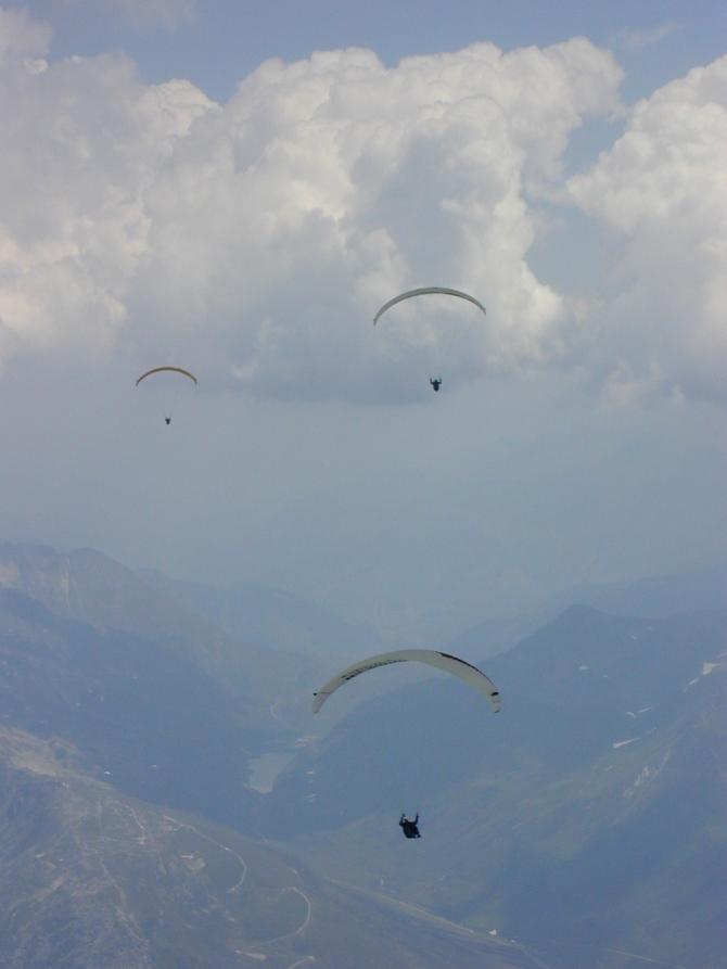 am Nätschen (Flug von Fiesch ins Bündner Oberland); im Hintergrund der See am Oberalppass