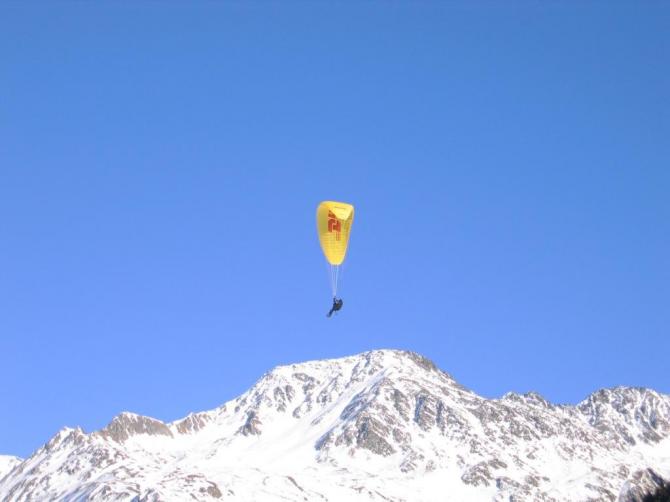 Markus beim Flug vom Gemsstock Richtung Oberalp, hoch über dem Pazzolastock