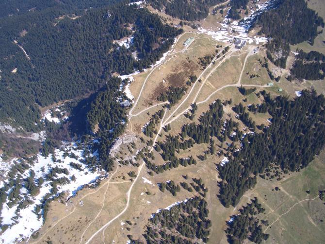 14.04.07, 12.00 Uhr, aus 2800 m der Gipfel des Brauneck mit den ausgelegten Schirmen