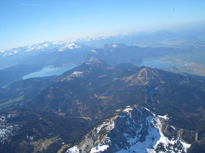 14.04.07, hoch überm Brauneck - unten Benewand, rechts Kochelsee, links Walchensee mit Zugspitze dahinter
