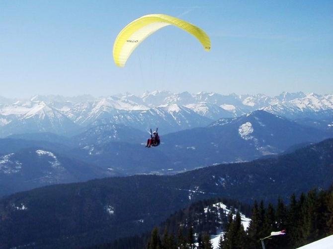 Blick vom Südstartplatz in das schneebedeckte Karwendel-Gebirge.
