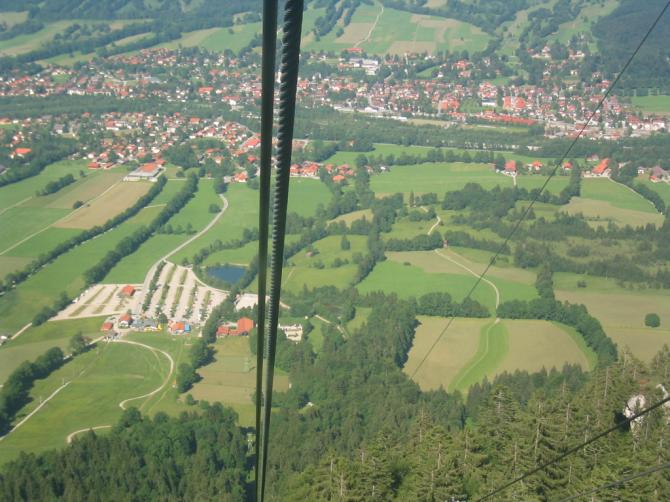 Blick auf Drachenlandeplatz (links das Langgezogene) und den Paragleiterlandeplatz (Rechts von der Bildmitte).