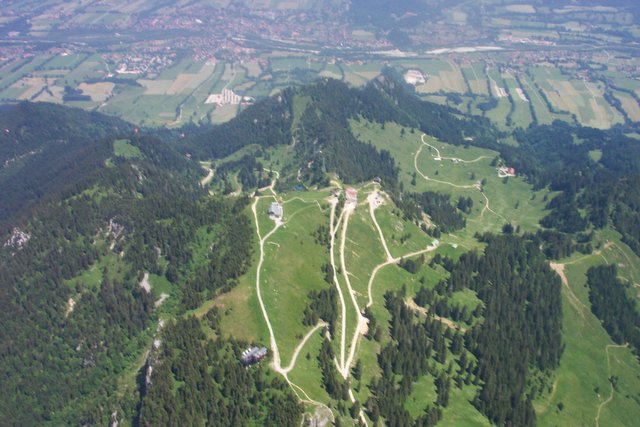 Blick von oben auf Brauneck und Isartal
