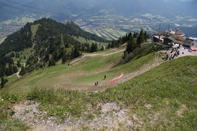 Hier ist der Gleitschirm-Startplatz zu sehen. Hinter dem linken Hügel befindet sich der Landeplatz.
