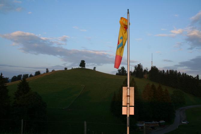 Blick zurück auf die Hochwacht beim Startplatz. Die grosse Antenne auf der "Hochwacht" ist auch von Zug aus sichtbar