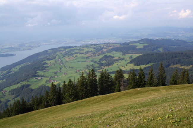 Blick über die Wiesen am Startplatz Gnipen (in Flugrichtung) am 19.9.2006. Das Hangsoaring ist wirklich überraschend gut und der Aufstieg hat auch seinen Reiz.
