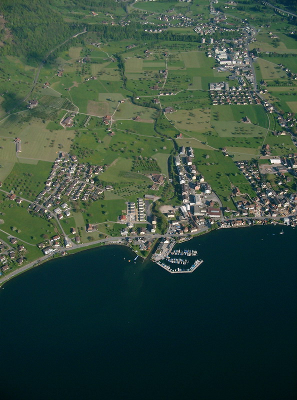 Arth und Umgebung. Es sollte möglich sein hier einen Landeplatz zu finden:-) Das Fluggebiet Rufiberg Gnipen wäre links vom Bild, Rigi rechts.