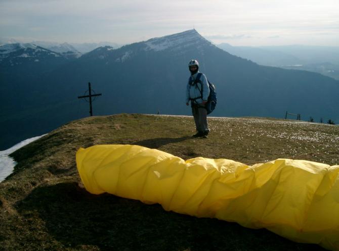 Startplatz auf dem Gnipen im Frühling, wir sind nicht hochgelaufen sondern hochgeflogen, ist bequemer. Im Hintergrund die Rigi