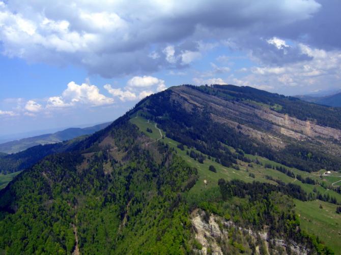 Blick auf den Rossberg von Richtung Rigi Kulm. Schön zu sehen der Felsrutsch auf der rechten Seite des Bergs.