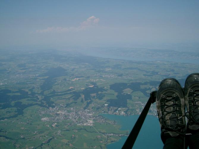 immernoch hoch über dem Wildspitz. Mit Blick Richung Norden: unten Ägerisee im Hintergrund Zürichsee