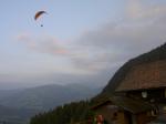 Paragliding Fluggebiet Europa » Schweiz » Schwyz,Ramenegg-Halsegg,Die Ramenegg im Vordergrund (Foto Beat Bischof) ist Start- und oftmals auch wieder Toplandepunkt. Wenn die Bise stimmt, dann ist ein Überhöhen des Wildspitzes das Ziel.