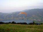 Paragliding Fluggebiet Europa » Schweiz » Schwyz,Ramenegg-Halsegg,Kurz nach dem Start kommt die grosse Wiese am Südende des Ägerisees mit dem Landeplatz (Windsack vorhanden) ins Blickfeld.