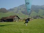 Paragliding Fluggebiet Europa » Schweiz » Schwyz,Engelstock,Landung am Landeplatz Kiener / Seewen. Im Hintergrund (neben Eintrittskante) ist der Startplatz am Engelstock zu erkennen.