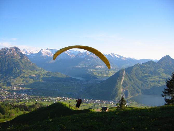 Abendflug von der Mostelegg. Links Schwyz, in der Mitte Brunnen mit dem Vierwaldstättersee, und rechts der Lauerzersee.