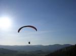 Paragliding Fluggebiet Europa » Deutschland » Nordrhein-Westfalen,Bruchhauser Steine,Auf geht's: mit der richtigen Starttechnik kommt man auch bei wenig Wind gut raus :-)