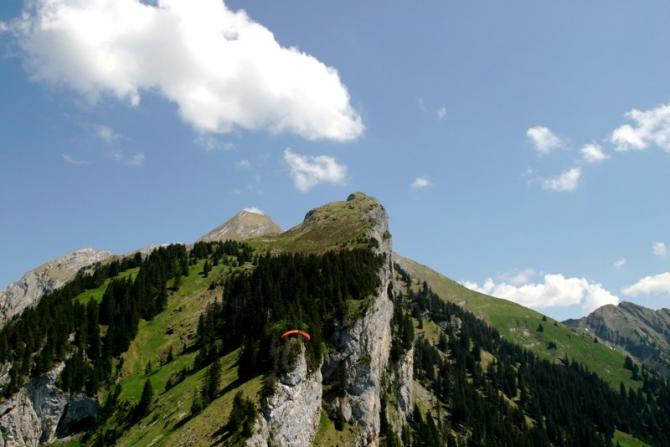 Der Diethelm, links vom Abbruch kann aufgesort werden und rechts leethermik (ist noch nicht in der Gefahrenzone).