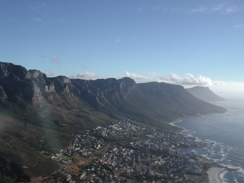 Blick nach Süden über die Zwölf Apostel und den Stadtteil Camps Bay. Die Felswand des Lion's Head hat man hier genau im Rücken.