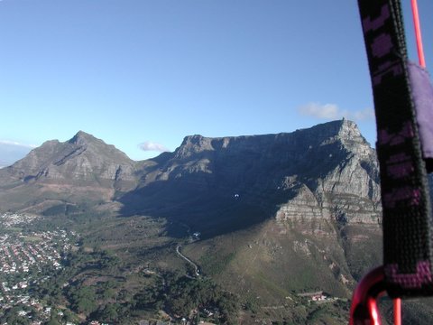Blick auf Devil's Peak (links) und Table Mountain.
