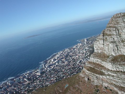 Blick auf den Stadtteil Sea Point. Im Hintergrund die Insel Robben Island, auf der Nelson Mandela Jahre lang gefangen gehalten wurde.