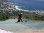 Paragliding Fluggebiet Afrika » Südafrika,Lion's Head,Der untere Startplatz ist sehr klein und steil. Die Kapstadter Clubs haben ein engmaschiges Netz über den steinigen Untergrund ausgelegt.