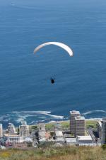 Paragliding Fluggebiet Afrika » Südafrika,Signal Hill,Mit dem Auto rauf zum Aussichtspunkt. Gleich bei den Sitzbänken geht es zum Starten.  Windsack o.ä. sucht ihr vergeblich. Dann den schönen flachen Startplatz mit den Büschen durchlaufen :-( und am besten dann nach links weg und am Hang nach Thermik suchen. Hier aber nicht zu lange suchen, da man die Höhe zum überqueren der Häuser braucht um anschließend an den Sportplätzen zum landen. Falls die Höhe nicht mehr ausreicht, landen auch die Locals am Hang. Signal Hill ist echt tricky, besonders da bei uns der Wind innerhalb einer 3/4 Std. viel zu stark wurde und es nicht mehr fliegbar war. Die Aussicht während des Fluges ist genial. Enjoy