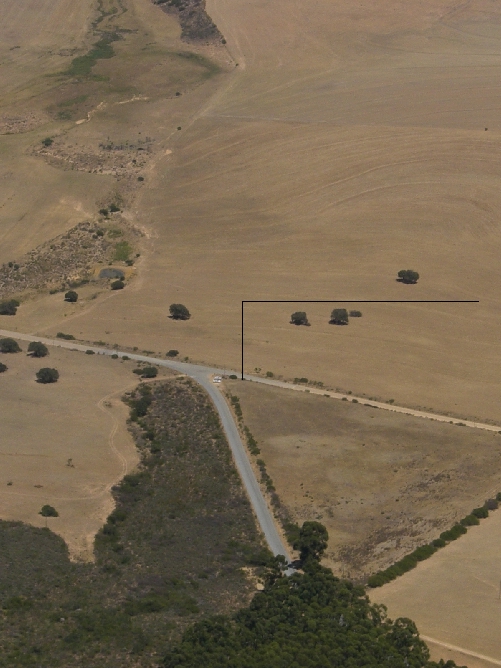 Landeplatz
Bei den beiden Autos ist der Windsack. Trockene ebene "Wiese".