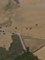 Paragliding Fluggebiet Afrika » Südafrika,Dasklip,Landeplatz
Bei den beiden Autos ist der Windsack. Trockene ebene "Wiese".