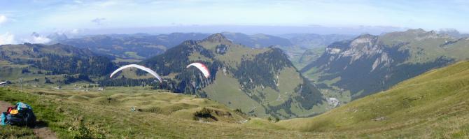 Ausblick am Start Richtung N;
Im rechten Bilddrittel unten gut sichtbar die Talstation/ P/ LZ
