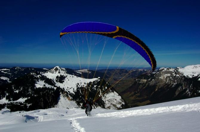 Winterstart auf gestampfter Startpiste mit Blick Richtung Sihlsee und im Talgrund rechts der Landeplatz (nicht sichtbar).