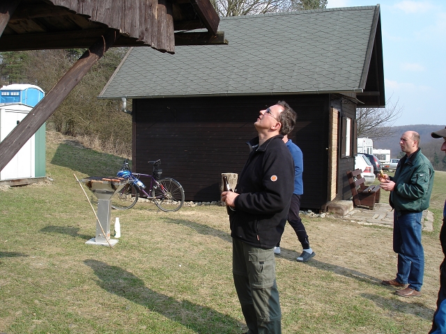 Gleitschirmflieger beim Hardcoreparawaiting.Tuningmaßnahme im Hintergrund(Grill) zwecks Flächenbelastung bei an diesem Tag ca.40-50 km Wind .