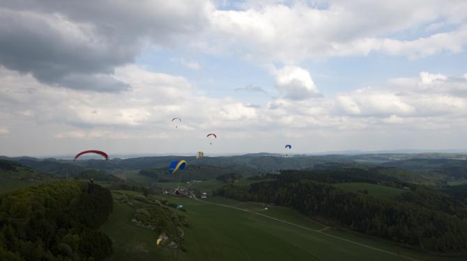 25.04.09. Nach anfänglich strammen Südwind wurden die Bedingungen gegen 17 Uhr fliegbar.
