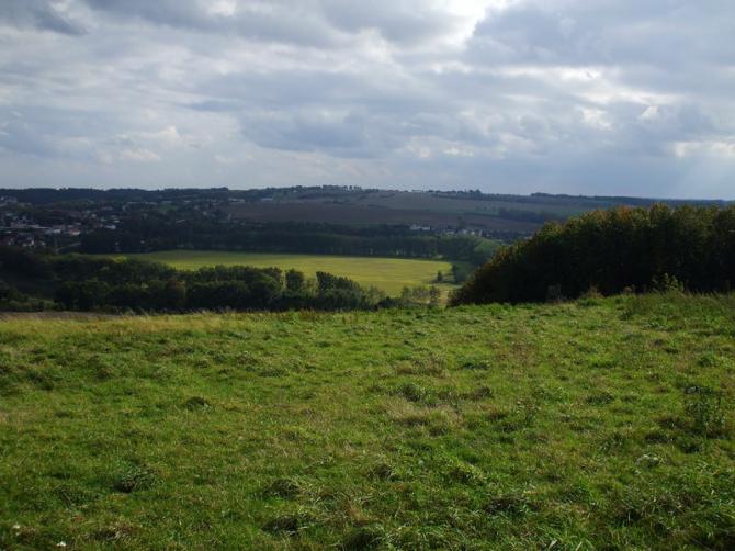 Hier im noch flachen Gelände kann man sich gut vorbereiten. Der Kirschberghang liegt direkt vor uns.
Foto: September 2007