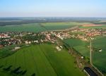 Paragliding Fluggebiet Europa » Deutschland » Sachsen,Agrarflugplatz Beilrode,Flugplatz und Ortschaft Beilrode mit Hangar und wartenden Gleitschirmen auf den Schlepp