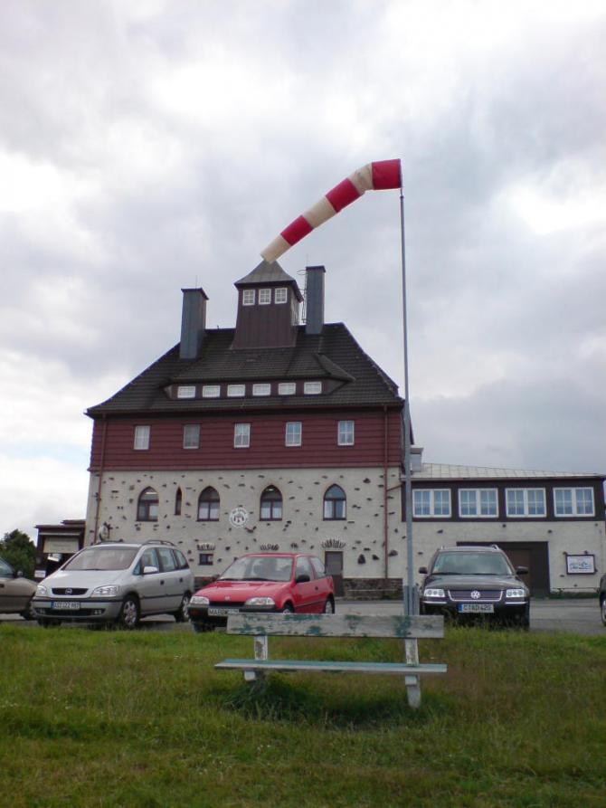 Im Schankraum anmelden, Flugbuch führen und 3€ Tagesstartgebühr entrichten...das haben sie sich bei der Platzpflege wirklich verdient!!!