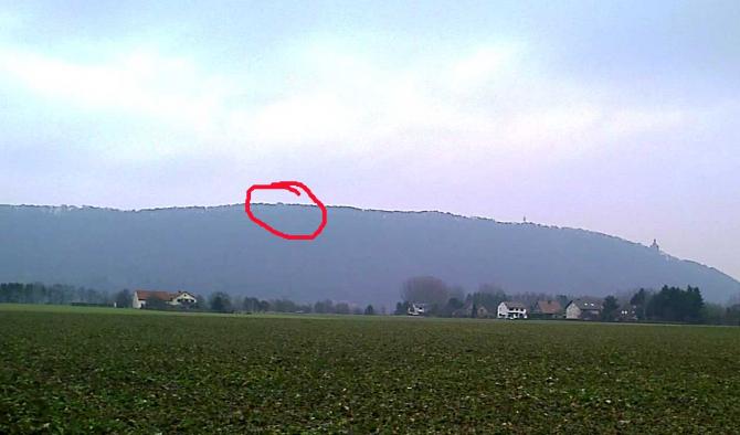 Berg mit Denkmal und Startrampe