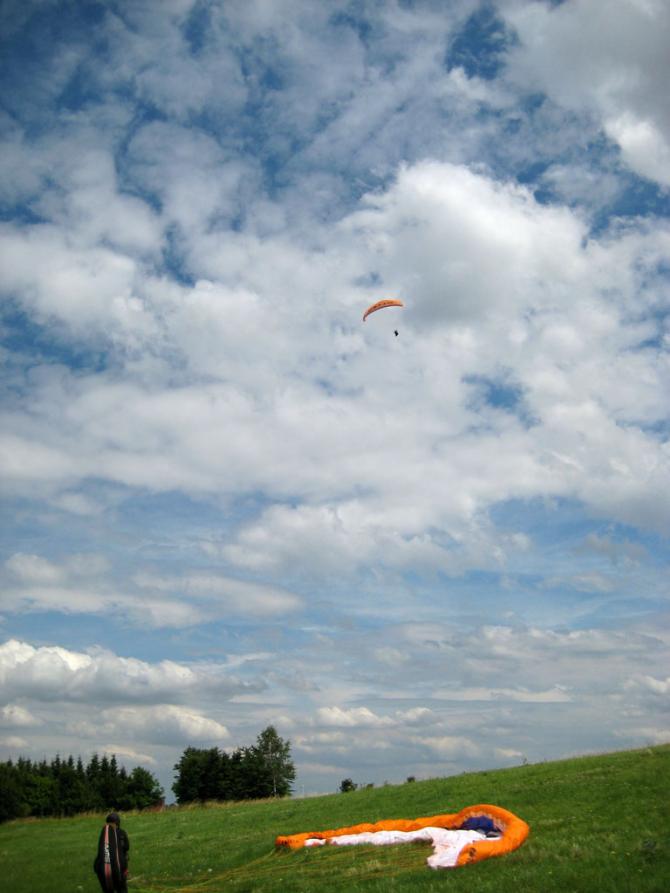 13.07.2008: Thermisches Fliegen bei W-N-W. Hinter dem Startplatz ist das Lee ausgeprägt. Die Thermik ist auch für Vielflieger anspruchsvoll. Pilot 200m über Startplatz.