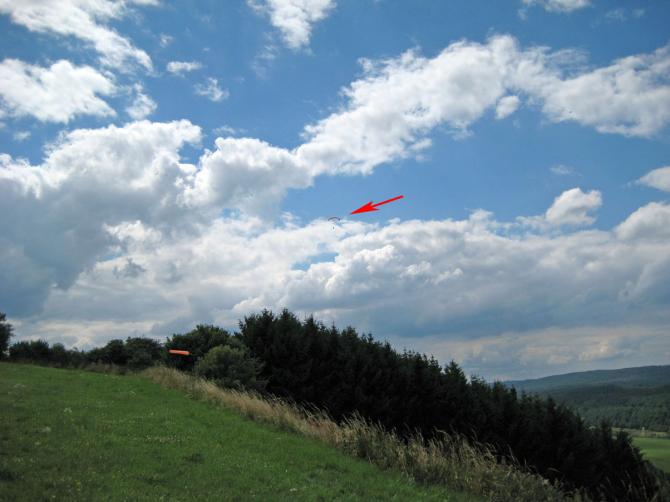 13.07.2008: Soaring über dem Wald. Ab 18 km/h trägt es sauber auf ordentlicher Länge über dem Wald. Starkwinderfahrung ist Grundvoraussetzung für solche Flüge. Wenn am Hang 20 km/h anstehen ist der Höhenwind nicht zu unterschätzen. Nichts für langsame 1-er Schirme.