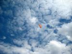 Paragliding Fluggebiet Europa » Deutschland » Nordrhein-Westfalen,Wirmighausen,13.07.2008: Es geht dynamisch mit eingelagerter Thermik. GS-Pilot 300m über Startplatz. An diesem Sonntag waren anspruchsvolle 70 Minuten Flugzeit möglich.