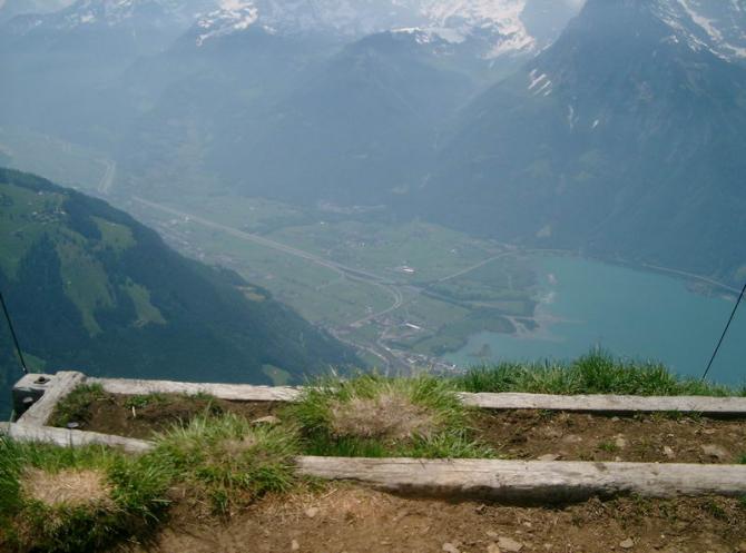 Tiefblick vom Rophaien Gipfel Richtung Flüelen