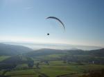 Paragliding Fluggebiet Europa » Deutschland » Thüringen,Kella Berg,Tolles Wetter 14.10.07.Unten im Tal sieht man den "Großen Leuchtberg" direkt bei Eschwege.Die lange Hangkante hinter bzw. über dem Nebel ist der Hang vom Fluggebiet "Auer Blick/Fliegen um Eschwege"