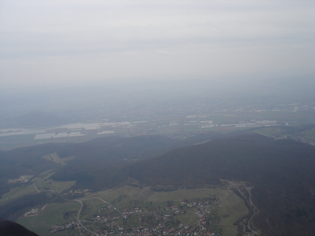 Hier kann man nochmal die zwei verschiedenen Seenplatten sehen.Links im Tal der Werratalsee und rechts das Freizeitzentrum.Übrigens kann man  am linken Bildrand in der Mitte den "Großen Leuchtberg "an seiner markanten Form erkennen.Sieht man sich nun das Gelände "Auer Blick/Fliegen um Eschwege "an ,hat man die ungefähren Entfernungsverhältnisse.