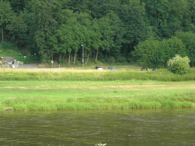 Zu sehen die Landewiese an der Weser ! Dahinter der Parkplatz und der Weg nach oben auf der anderen Straßenseite.