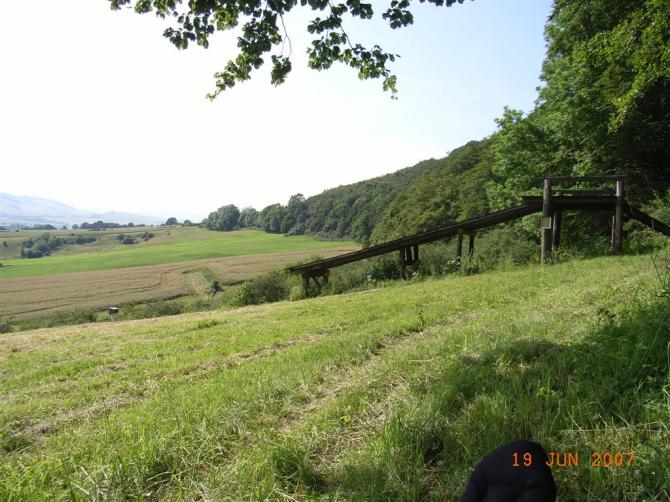 das ist die rechte kante mit der rampe und dem hinweisschild der flugregeln