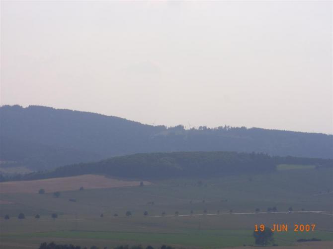 im hintergrund sieht man zwei windräder das müsste eigendlich hohe - kugelberg sein