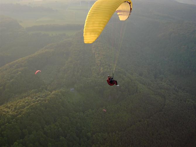 Abendthermik! Unten die Hütte im Wald ist der Start!